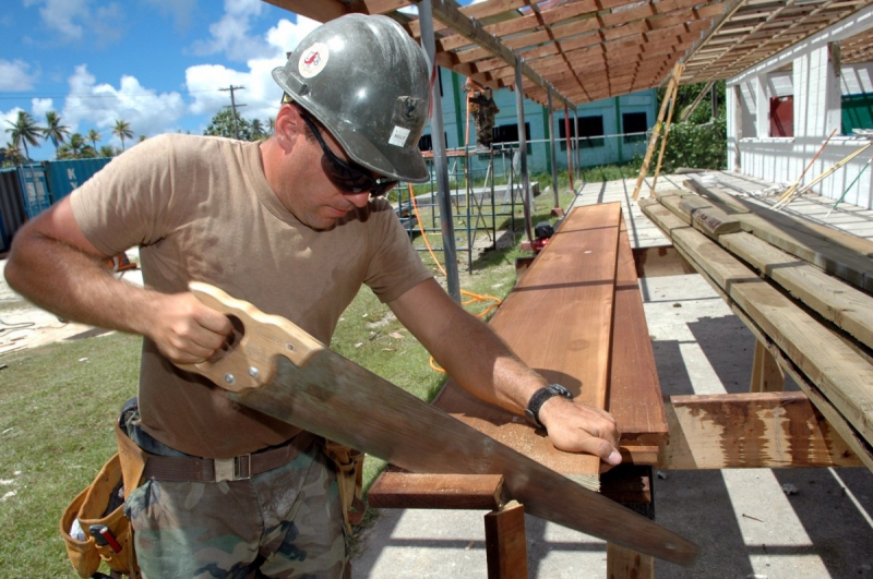 ebeniste-VIDAUBAN-min_worker_construction_building_carpenter_male_job_build_helmet-893290